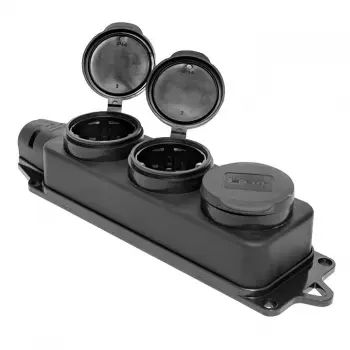 Розетка 2P+PE 3-местная